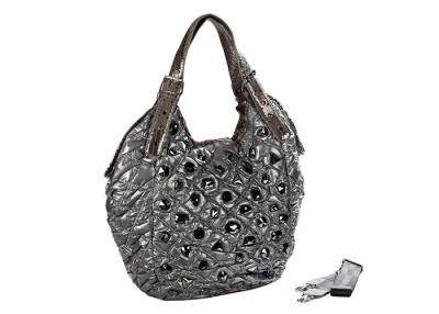 China El gris de plata acolchó bolsos grandes de nylon suaves del hobo con hardware pulido del cromo en venta