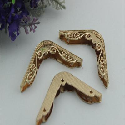 China Metal handbag hardware light gold zinc alloy right-angle corner protector for bag accessory for sale