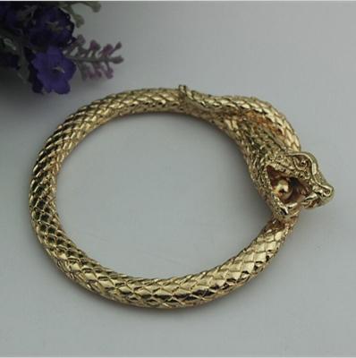 China Luxury design top quality zinc alloy light gold snake shape 60 mm width bag accessories handle for sale