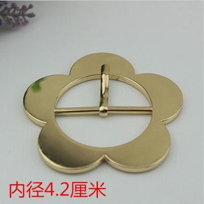 China Novelty design bag cover head decoration zinc 42 mm shiny gold flower belt pin buckle for clothing decoration fittings for sale