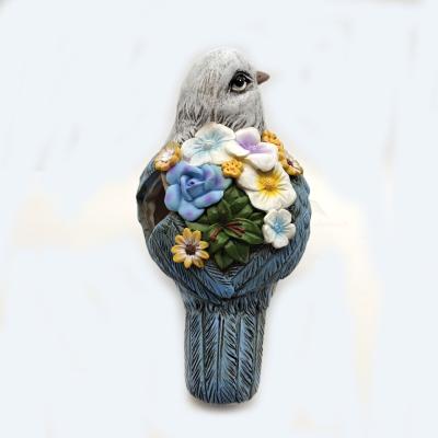 China Outdoor Statues Coastal Bird Garden Ornament Figurines With Solar Powered Lights Decorations Resin Garden Ornaments for sale