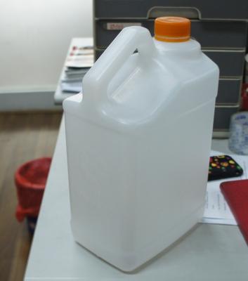 中国 defleshing システムが付いている 5L 潤滑油の容器の HDPE のブロー形成機械 販売のため