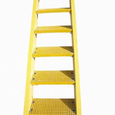 China Verbeterde veiligheidssterkte Anti-slip FRP profiel ladder met duurzame rooster trappen loopvlak Te koop