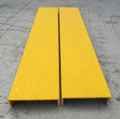 China Pistas de escaleras de FRP de superficie rectangular resistente al deslizamiento para escaleras antideslizantes en zonas de alto tráfico en venta