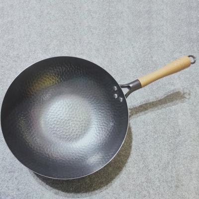 China Durable 32 Cm Handle Carbon Steel Chinese Wooden Wok Hand Hammered Wok for sale