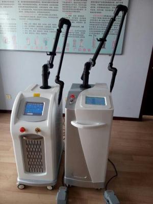 Cina 1064nm verticale 532nm Q ha commutato l'attrezzatura del salone di bellezza di rimozione del tatuaggio del laser in vendita