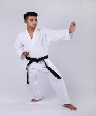 China Uniforme pesado del karate lavable con la armadura 100% de tela cruzada de algodón en venta