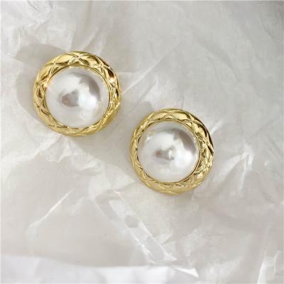 China CLASSIC Rhombic Vintage Around 18K Gold Hoop Earrings Women's Big Circle Pearl Earrings Jewelry for sale