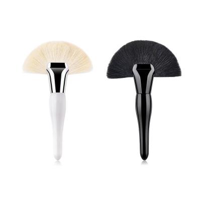 China Wood Handle Synthetic Fan Brush OCM Private Label Hair Makeup Highlighter Bar Cosmetic Single Fan Brush for sale