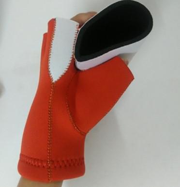 China Hot-selling High quality Neoprene Glove Beer Koozie ,Cans holder Beer bag In Glove design for sale