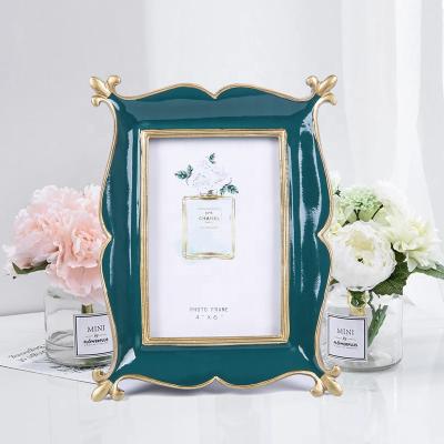 China Fashionable Retro American Resin Frame Installed Creative Home Accessories Wedding Photo Frame 4x6 for sale