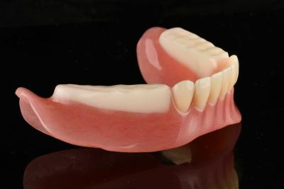 China Dentes removíveis de acrílico de aparência natural Dentes parciais de fácil limpeza OEM à venda