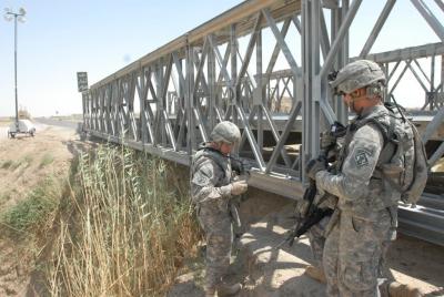 China Los militares utilizan el puente de braguero de acero montado del puente largo del palmo con la superficie galvanizada en venta