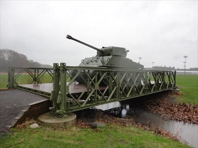 China Puente móvil militar de lanzamiento rápido de braguero del puente del uso de acero de la emergencia en venta