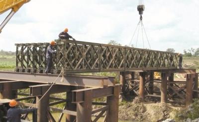 China Puente de acero temporal altamente móvil largo del puente del palmo de la carga pesada con el panel de Bailey en venta