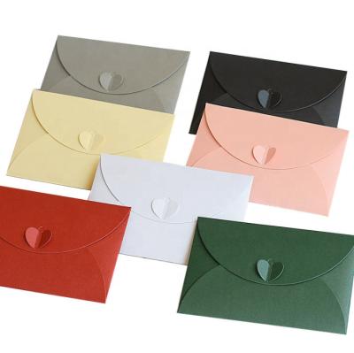 China Greeting Custom Mini Kraft Cardboard Envelope Mailing Paper Cardboard Heart Lock Envelopes Credit Card Envelope Packaging for sale