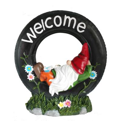 China Garden/Hotel/Wedding/BSCI Outdoor Audit Swinging Gnome On Tire With Welcome Sign Funny Resin Gnome Figurine Solar Garden Light for sale