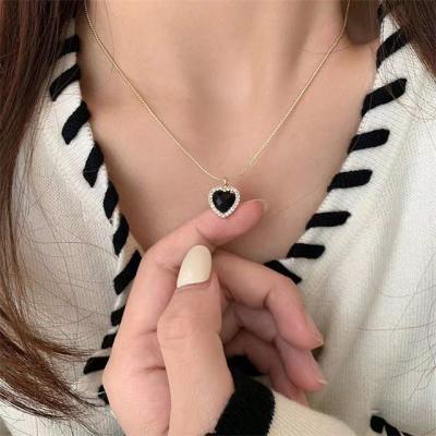 China High Quality Vintage Black Heart Necklace Vintage Love Pendant Necklace For Women for sale