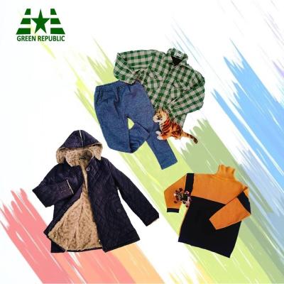 China Barata d'invierno de mujer de mano de segunda de ropa usada de ropa de fardos polyester/cotton 2020 cool winter clothing used clothes in bales for sale