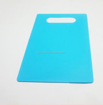 China Low Price Disposable Eco-friendly Kitchen Chopper Cutting Board PP Plastic Blue Pizza Cutting Board for sale