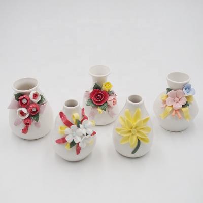 China Handmade Ceramic Minimalist Europe Pinch Flower Aromatherapy Vase for sale