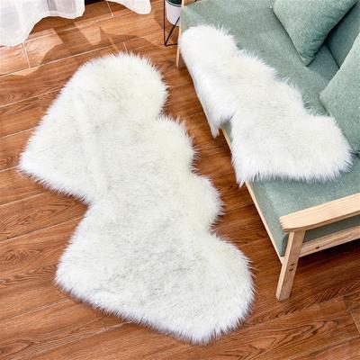 China Washable Hot Sale Red Heart Shaped Area Rugs Fluffy Faux Fur Rugs For Living Room for sale