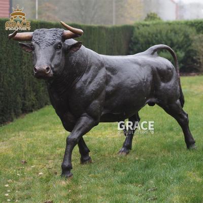 China Traditional Outdoor Life Size Metal Sculpture Garden Bronze Bull Statue for sale