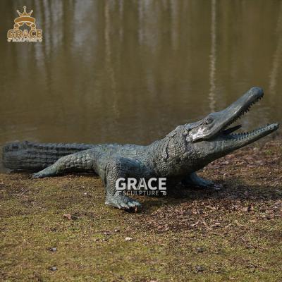 China Traditional Zoo Decoration Metal Alligator Sculpture Life Size Bronze Crocodile Statue for sale