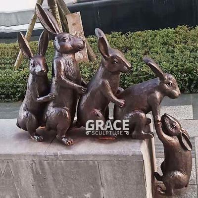 China Traditional Outdoor Garden Decoration Help Bunny Life Size Bronze Rabbit Statue for sale