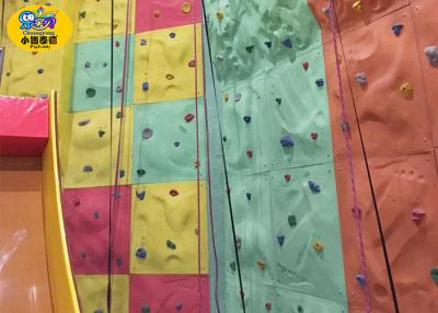 China Pared plástica de encargo de la escalada del patio trasero, pared al aire libre de la escalada de los niños en venta