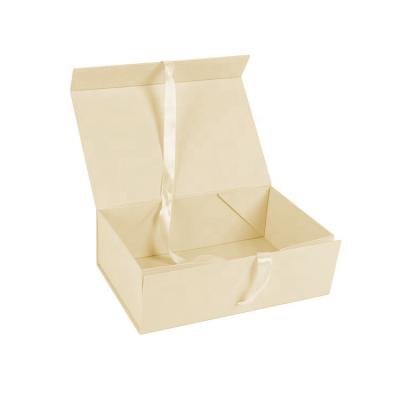 China Recycled Materials High Quality Customized Closing Magnetic Packaging Gift Boxes for sale