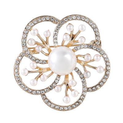 China Luxury Flower and Plant Brooch Women Fashion Jewelry Brooches with 18K Gold Color for sale