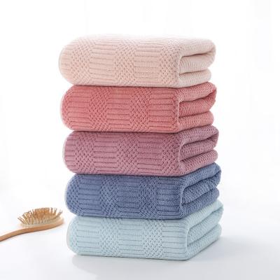 China Sustainable Microfiber Bath Towel for Household 70*140cm Quick Dry Beach Towel Solid Color for sale