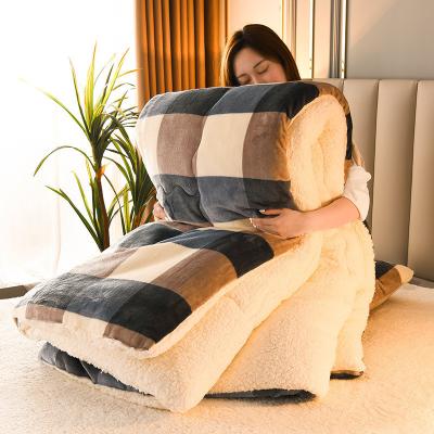 China Customized Size Bedding Set Thickened Warm Lamb Fleece Quilt with 100% Polyester Fabric for sale