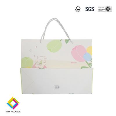 Chine Sacs en papier pour vêtements, imprimés sur mesure pour les courses, sacs en papier pour achats, sacs cadeaux en papier artisanal à vendre