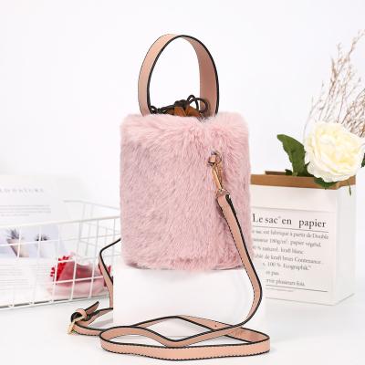 China New Designer Autumn And Winter High Quality Womens Furry Fur Bag Luxury Drawstring Clips Large Bucket Handbags 2021 Handbags for sale