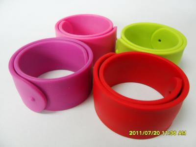 China Roze/Groene/Rode/Blauwe de Armbandenmanchetten van het Douane Rubbersilicone voor Jonge geitjes Te koop