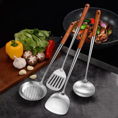 China 304 Stainless Steel Kitchenware Household Stocked Extended Handle Stainless Steel Spoon Wooden Colander Frying Spatula for sale