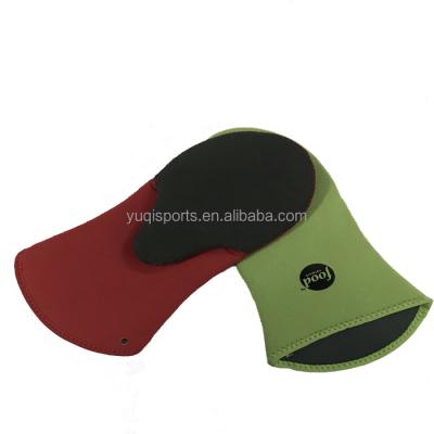 China Quality Neoprene Printed Heat Resistant Grill Oven Mitts for sale