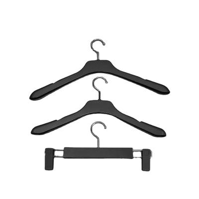 China Black Logo Customized Rubber Coated Plastic Garment Display Hanger for sale