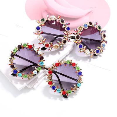 China Fashion Sunglasses Vintage Bling Rhinestone Round Sunglasses Shape Sunglasses Women for sale