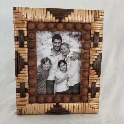 China Eco-friendly classic style picture frame square table photo made of 100% natural raw materials for sale