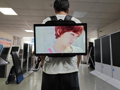 Chine 21.5 pouces Android sac à dos publicitaire Portable affichage LCD humain marche numérique Sigange avec batterie à vendre