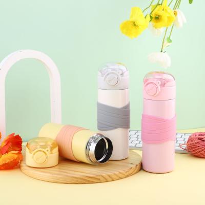 中国 wholesale thermos mug buckle transparent bounce lid thermos mug with silicone non-slip cover 販売のため