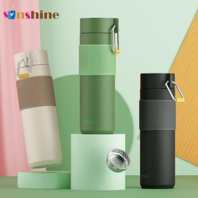 Cina Leakproof Frosted Stainless Steel Water Bottle Silicone Sleeve Vacuum Thermos Flask With Tea Infuser in vendita