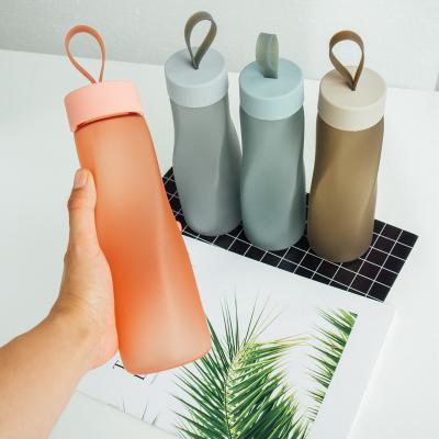 China Leak-proof plastic drinks bottle high quality frosted water bottles à venda