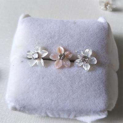 China Trendy Women's Natural Pearlescent Shell Flower Hypoallergenic Stud Earrings 925 Silver Stud Earrings for sale