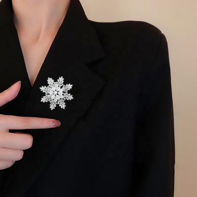 China New Fashion Sparkle Zircon Snowflake Design Hot Products European Custom Brooch Luxury Clothing for sale