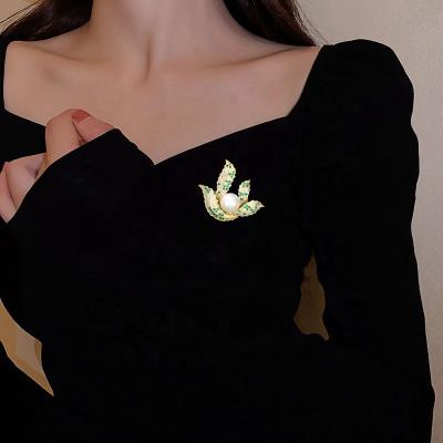 China Dress decoration the current season the new Zircon flower brooch pins classy luxury woman brooch for sale