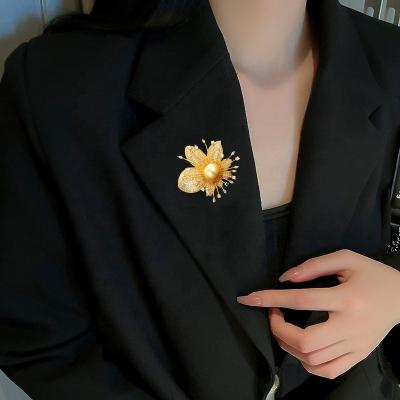 China Dress Decoration Popular Exquisite Network Pearl Jewelry Gold Flowers Lady Brooch Clothing Ornament for sale